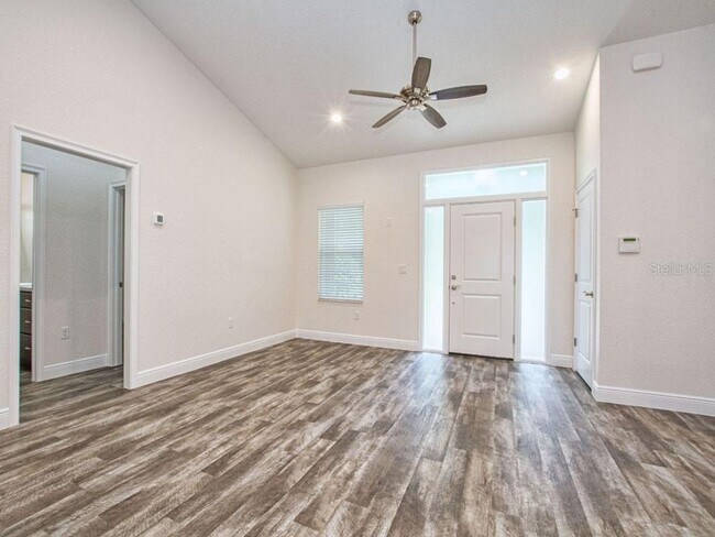 Building Photo - Beautifully maintained Executive home conv...