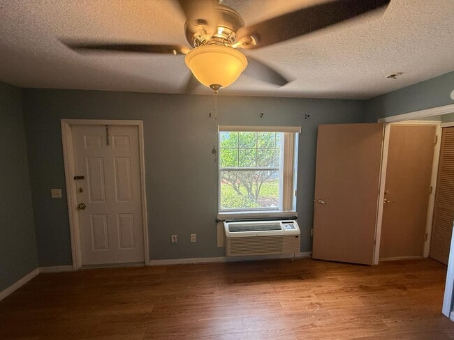 Building Photo - 843 Caribbean Dr