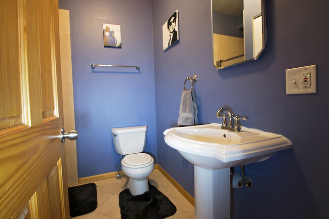 Bathroom2 - 3358 N Monticello Ave