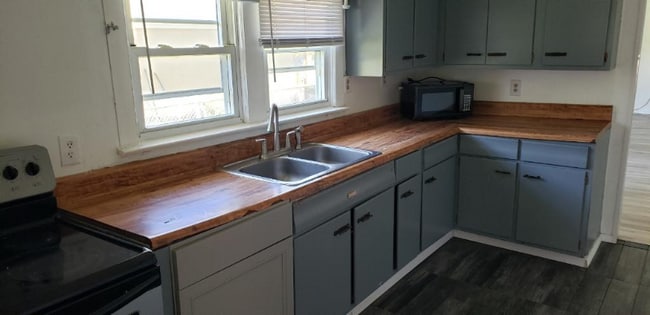 Building Photo - 502 Kanawha Ave S