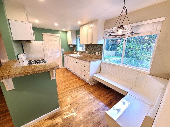 Foto del edificio - Charming 3Bd/2Ba Kirkland Home with Huge Yard!