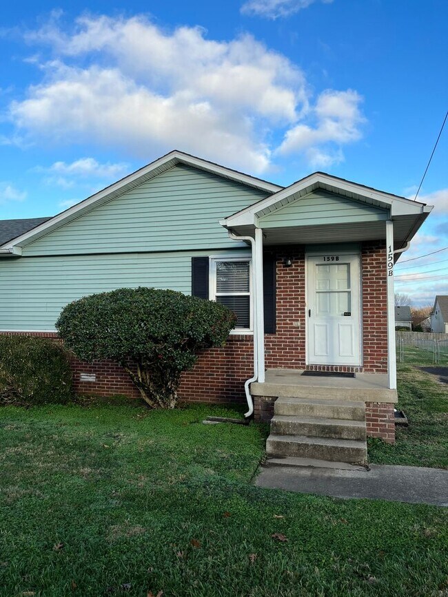 3 Bedroom, 1.5 Bath in Great Location - 3 Bedroom, 1.5 Bath in Great Location Townhome