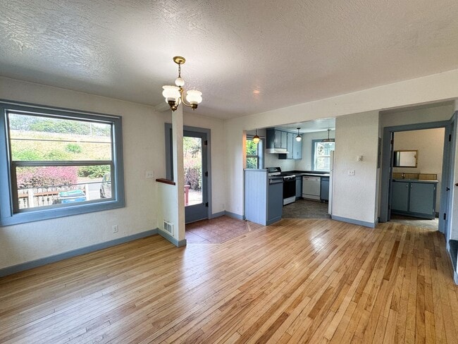 Building Photo - 3 Bed, 1.5 Bath overlooking the Rose Garde...