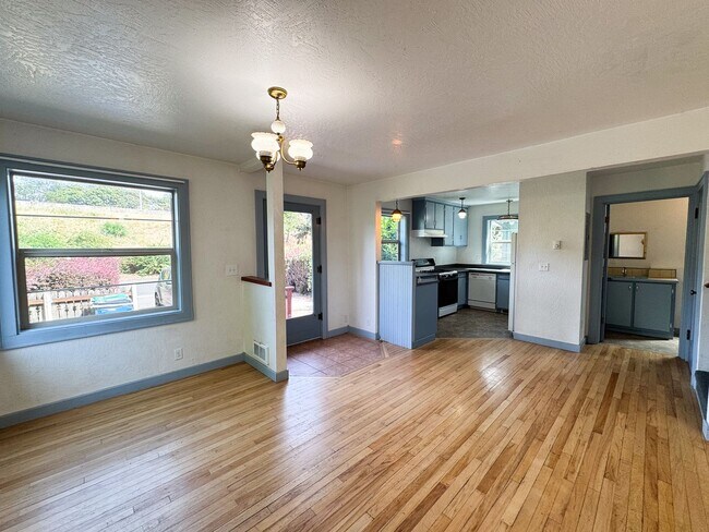 Foto del edificio - 3 Bed, 1.5 Bath overlooking the Rose Garde...