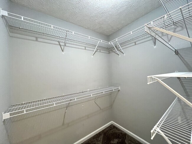 Foto del edificio - Flexible 4-Bed Home on Corner Lot in Evergreen Farms