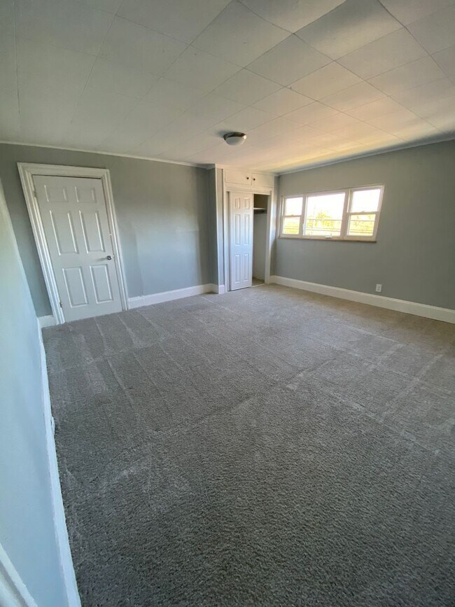 Building Photo - AVAILABLE MAY - BEAUTIFUL 2 BEDROOM HOME W...
