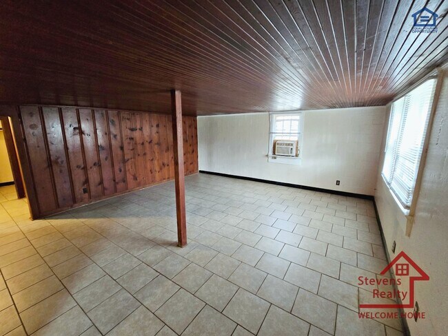 Building Photo - 1364 Crescent Dr