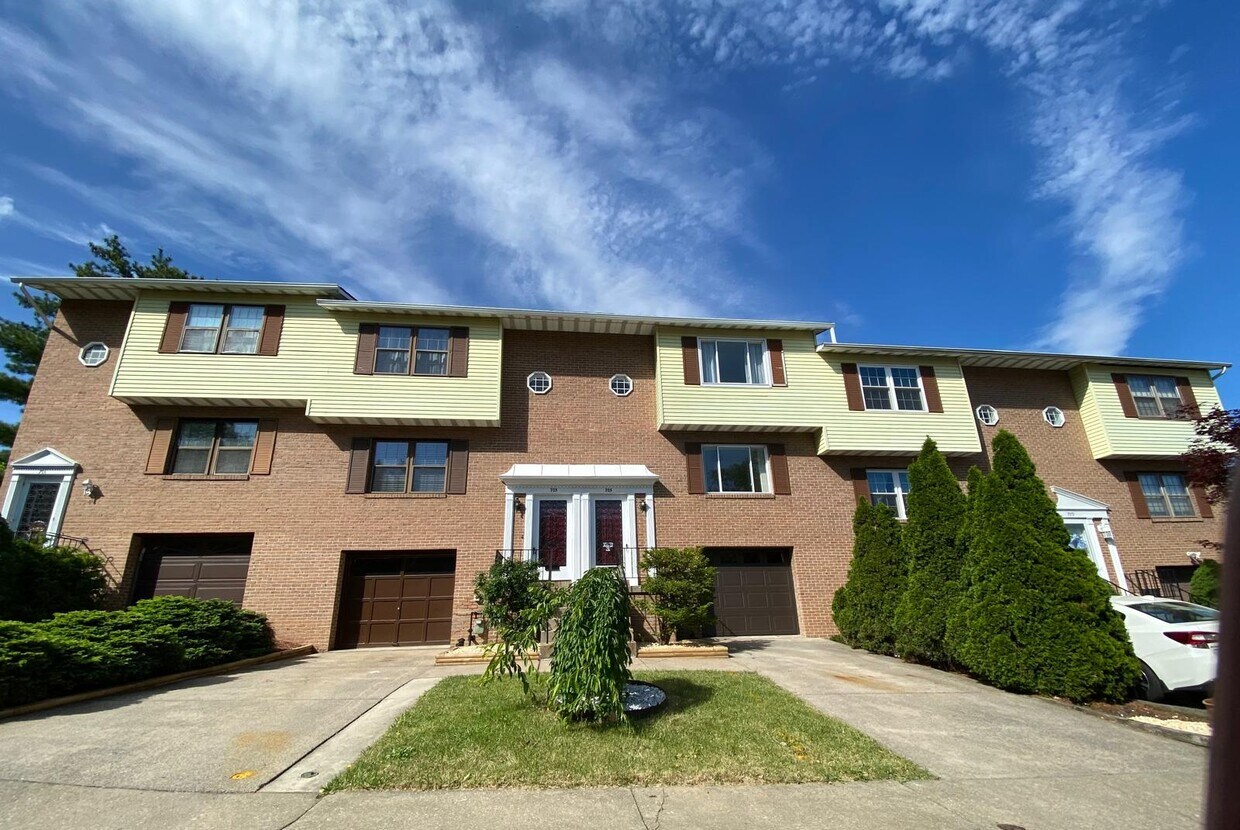 703 Lincoln Mnr, Altoona, PA 16602 Townhome Rentals in Altoona PA