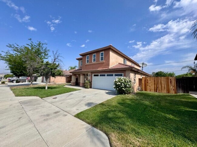 Building Photo - Spacious 4 Bedroom Home with a loft AND bo...