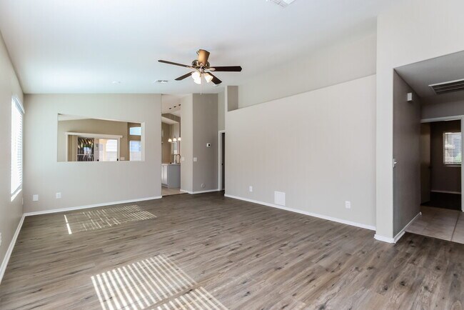 Foto del edificio - 8748 E Crescent Ave