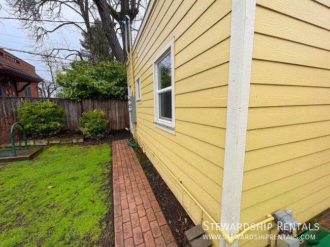 Photo - 2024 Emerald St Apartment