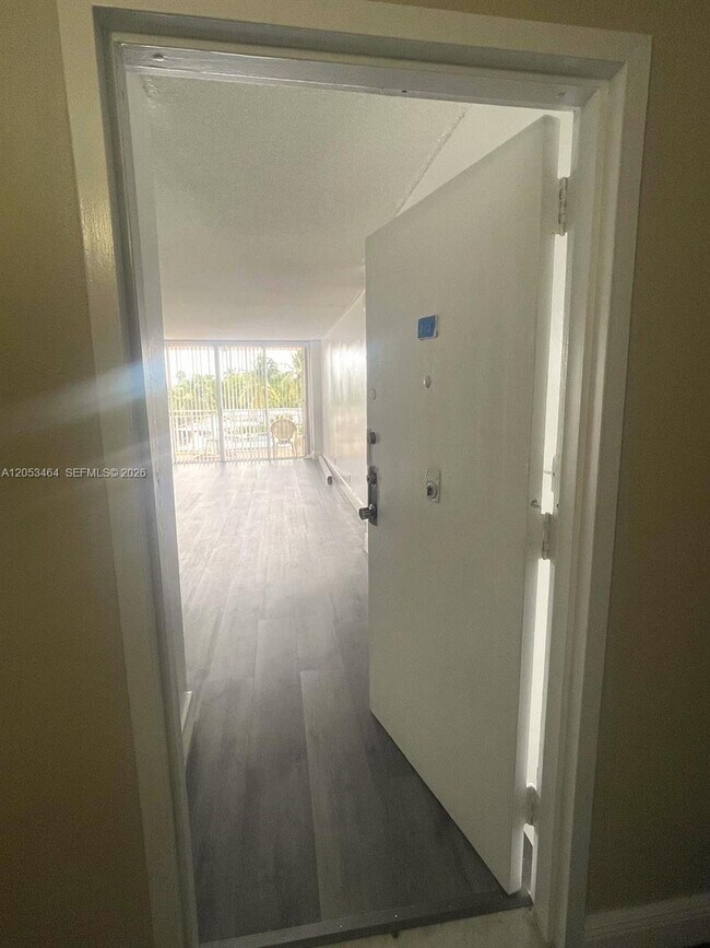 Foto del edificio - 2450 NE 135th St