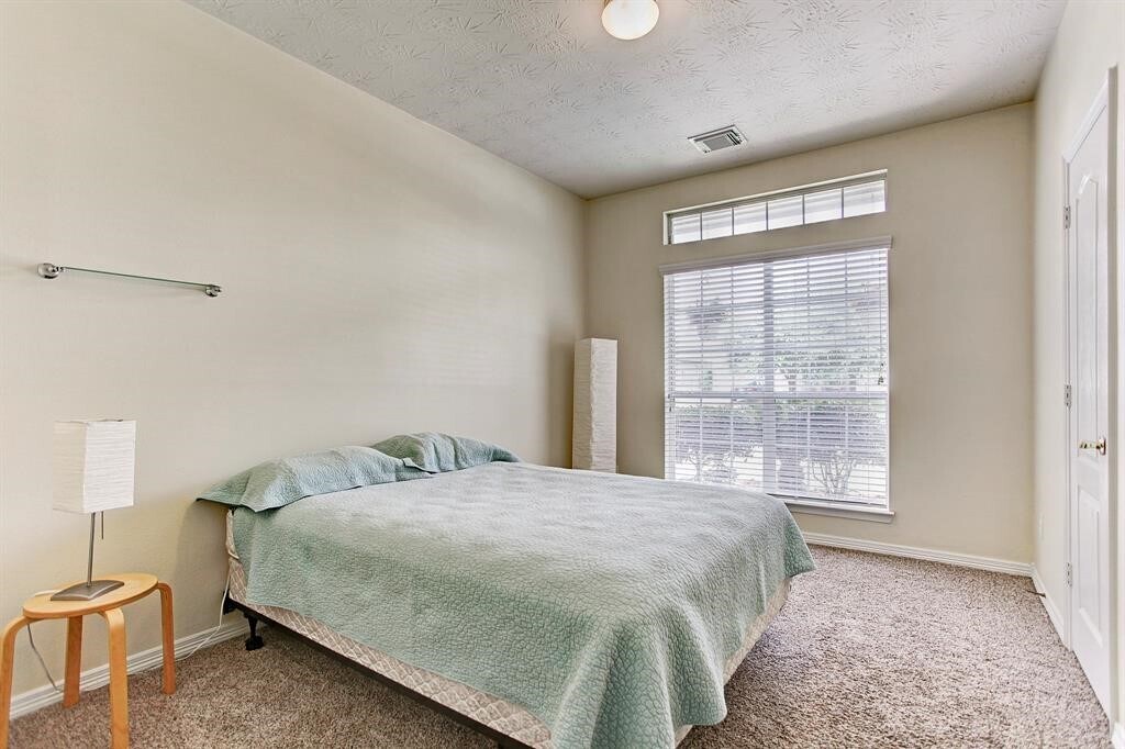 Foto del edificio - 9211 Hidden Lake E Dr