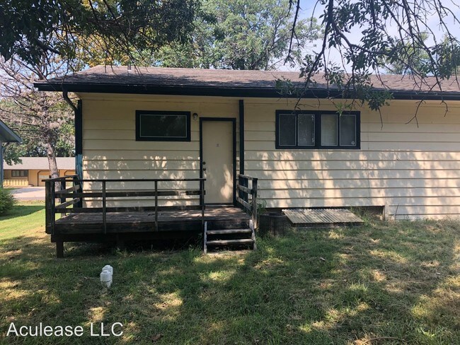 Building Photo - 505-505 Holly Ln
