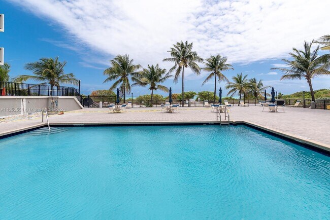 Foto del edificio - 9273 Collins Ave