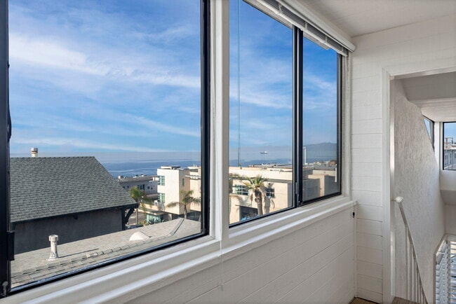 Building Photo - 320 Marine Ave