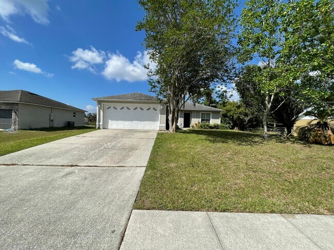 Building Photo - 3 Bedroom 2 bathroom in Deltona Lakes!