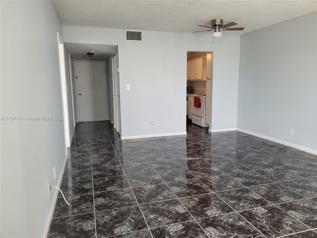 Foto del edificio - 2025 NE 164th St