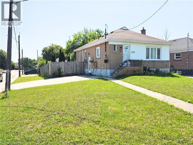 Photo du bâtiment - 353 E 21st St