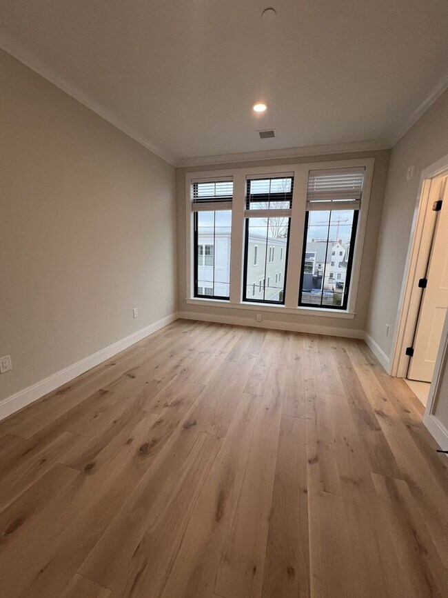 Foto del edificio - Modern 4.5 Bed/3 Bath in Allston with Washer and Dryer in Unit!