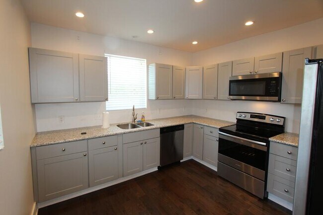 Foto del edificio - 611 Blackburn Rd