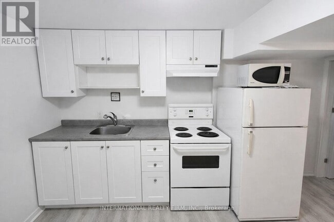 Building Photo - 92 Combe Ave