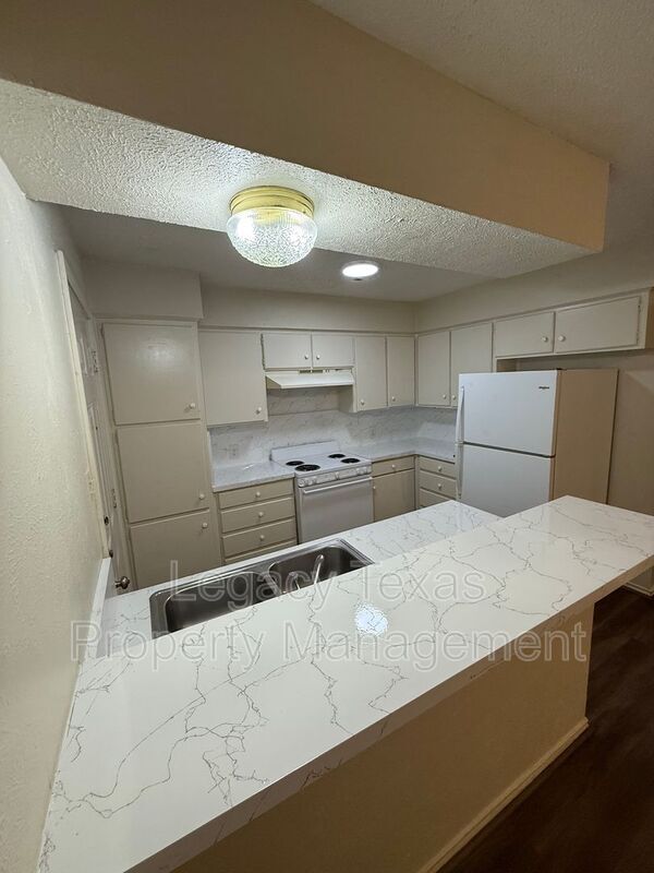 Foto del edificio - 1118 N Nolan River Rd