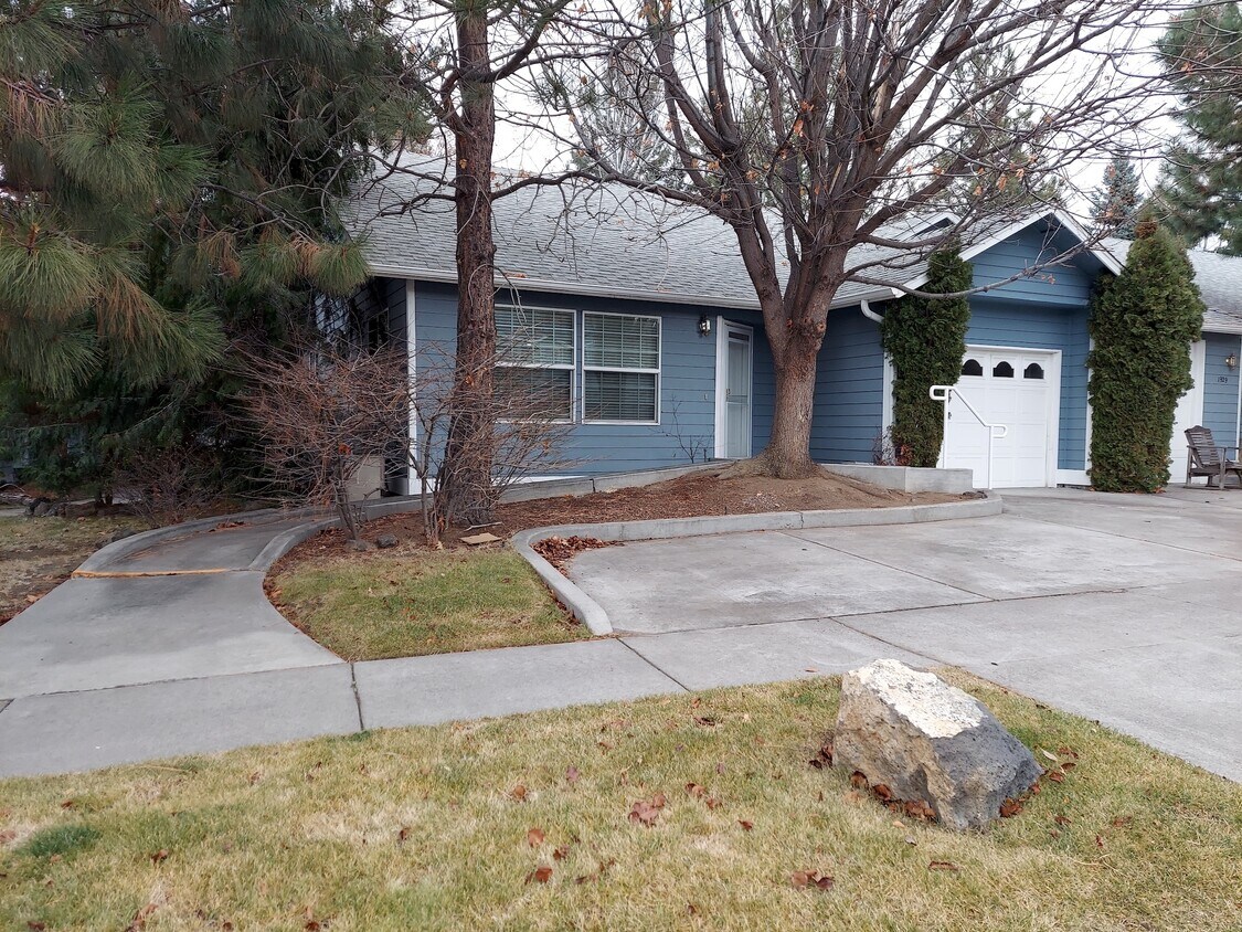 1929 NE Sams Loop, Bend, OR 97701 Townhome Rentals in Bend OR
