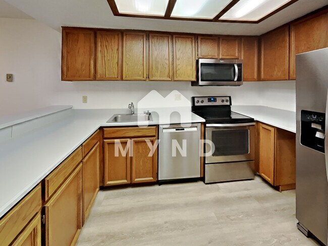 Building Photo - 4214 W Lake Sammamish Pkwy NE APT 306