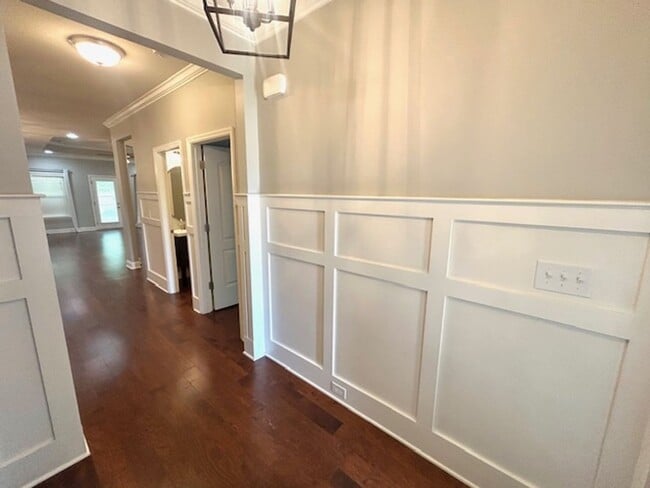 Building Photo - Spacious 4 bedroom, 3 bathroom single fami...