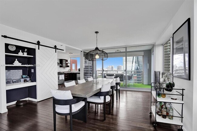 Building Photo - 1541 Brickell Ave