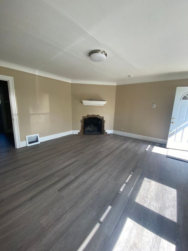 Building Photo - L205