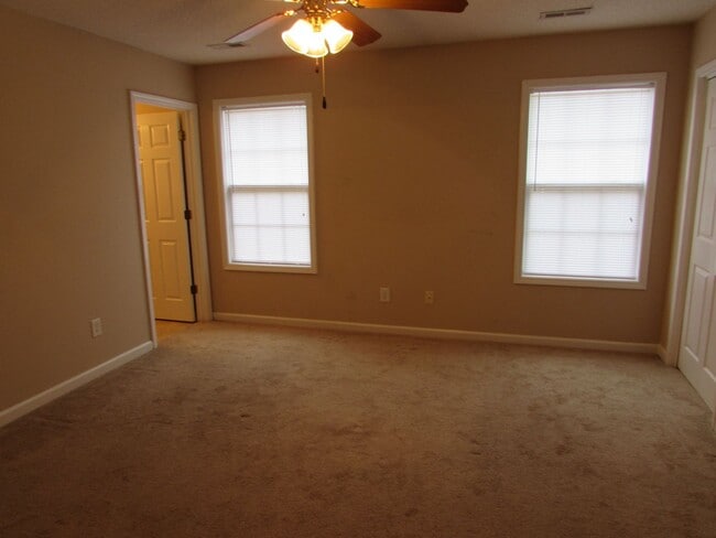 Building Photo - Conveniently Located Duplex!