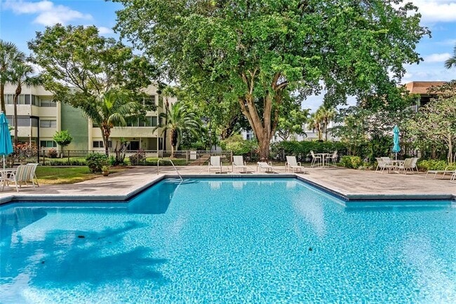 Building Photo - 5155 E Sabal Palm Blvd