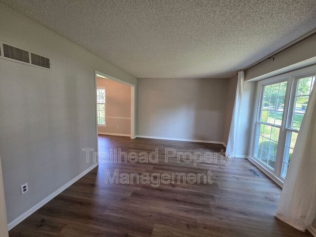 Foto del edificio - 13325 W 104th St
