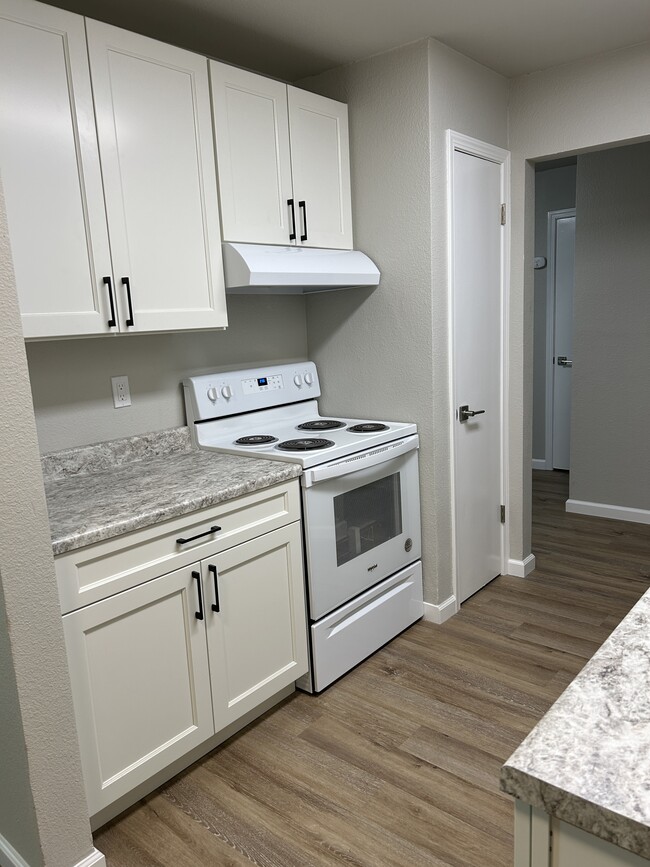 New appliances and large pantry for food storage - 2829 Apple Valley Ln