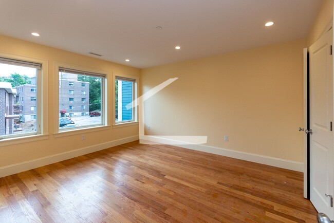 Building Photo - New 3,000 Sq. Ft. Luxury Townhouse w Garag...