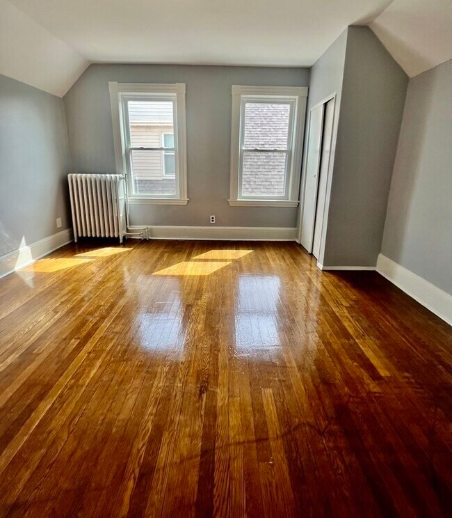 Building Photo - 16-18 Seafoam Ave