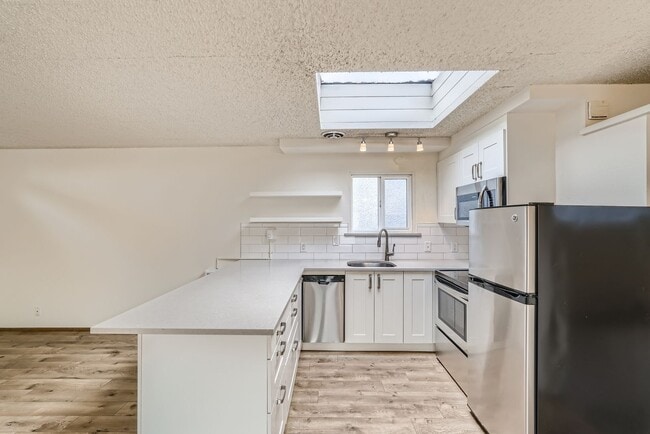 Building Photo - Amazing Open-Concept 1 Bedroom with Skylight in the Heart of Madison Park!