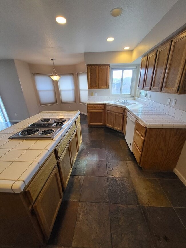 Building Photo - 323 Stillwater Dr