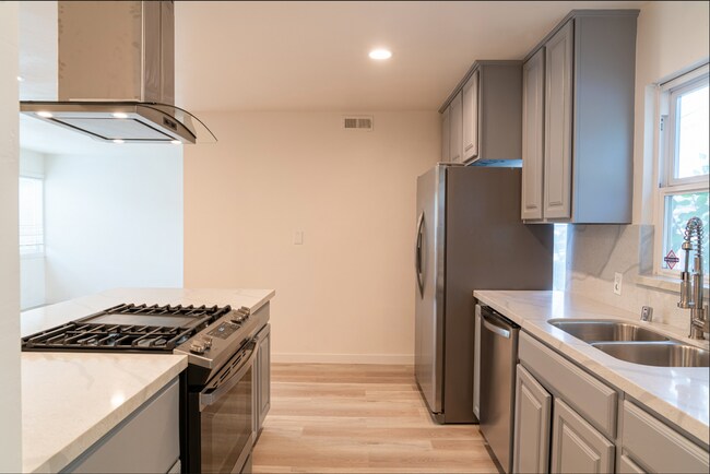 Foto del edificio - Major upgrades before move in!