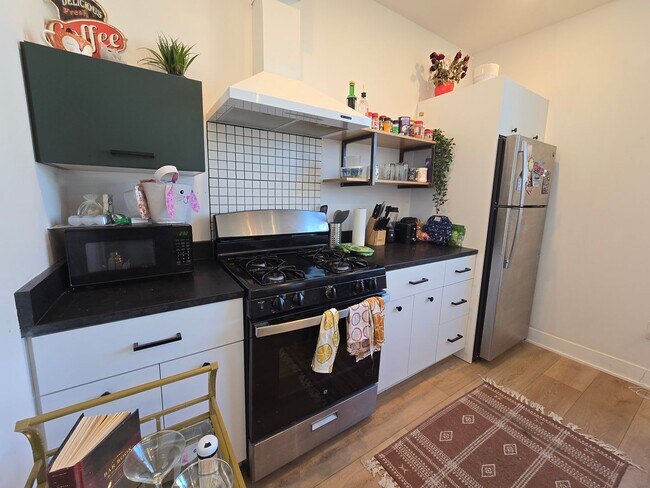 Building Photo - Bright 1 bedroom available December 10