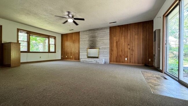 Building Photo - $2,100 | 4 Bedroom, 1.5 Bathroom Multi Flo...