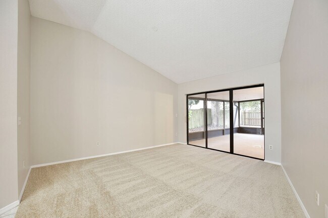 Foto del edificio - Spacious 4/3 Home with a Fenced Backyard and a 2 Car Garage in Hollowbrook - Winter Springs!