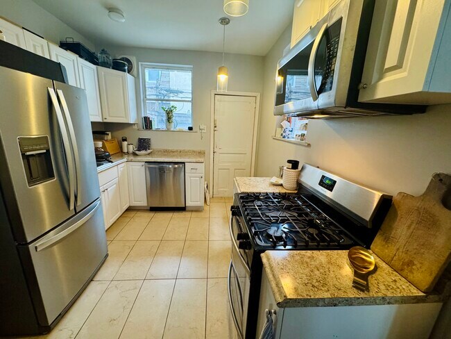 Cocina con estufa a gas y electrodomésticos de acero inoxidable. - 1718 McClellan St