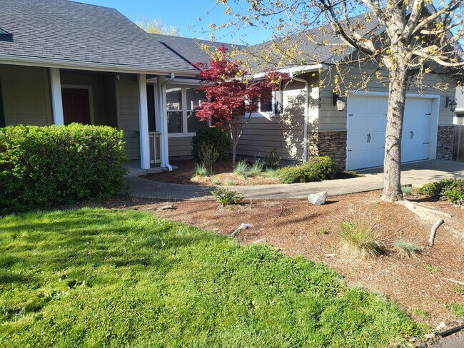 Foto del edificio - 3 bed 2 bathHome for Rent in Grants Pass