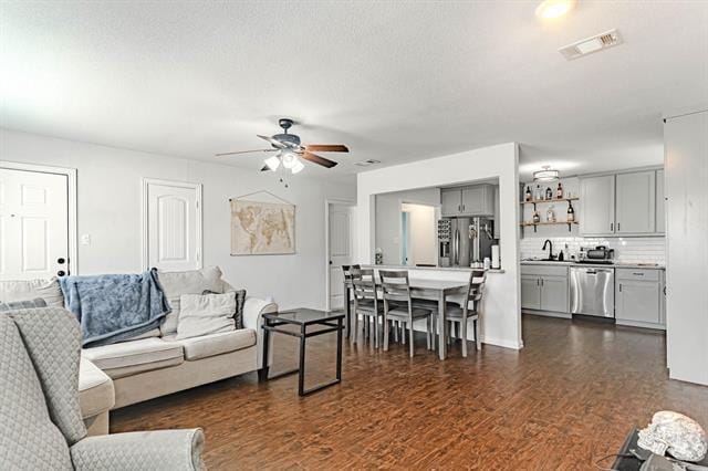 Foto del edificio - 213 NW Jayellen Ave