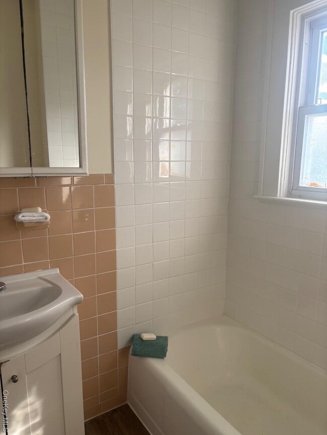 Building Photo - 15 Miller St