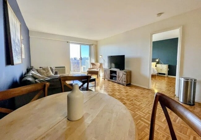 Building Photo - 2-Bed/1.5 Bath Apt in Pet-Friendly Complex; Pet Friendly! Ideal Location in Brookline