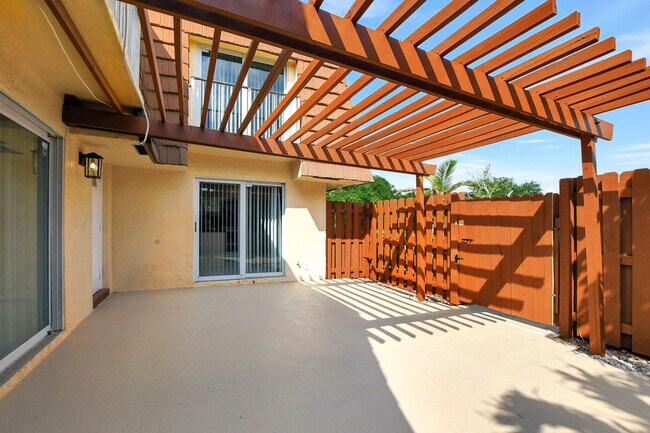 Foto del edificio - 2555 Albatross Rd N